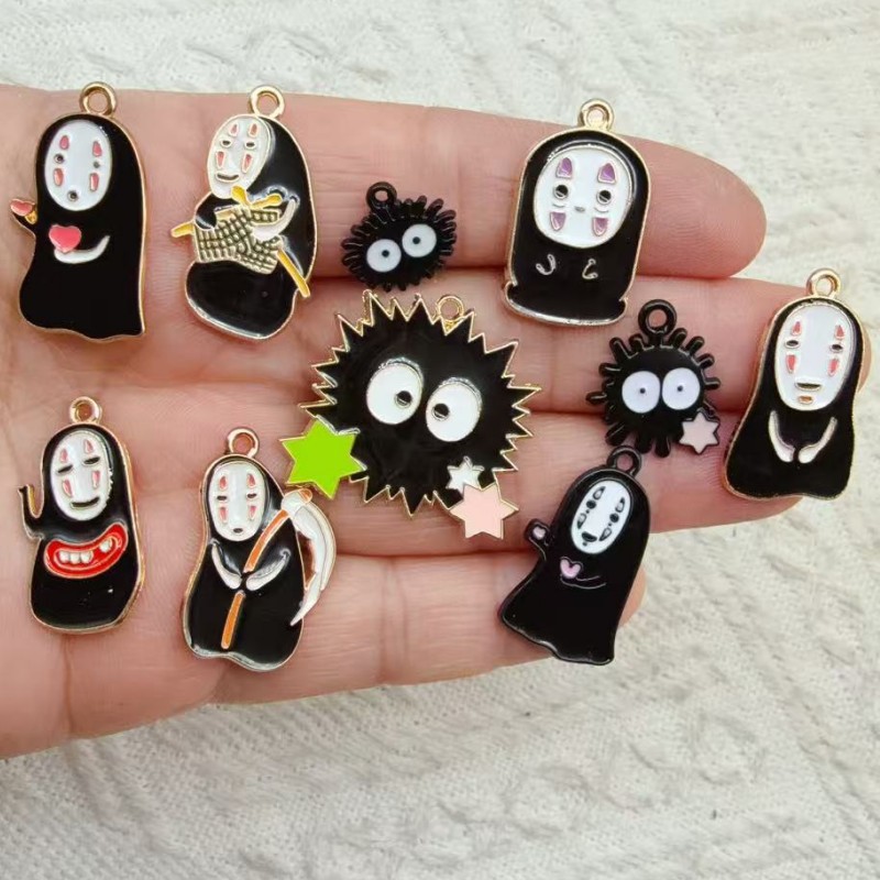 Anime Merchandise For Sale - 10 قطع من الحلي اليابانية على